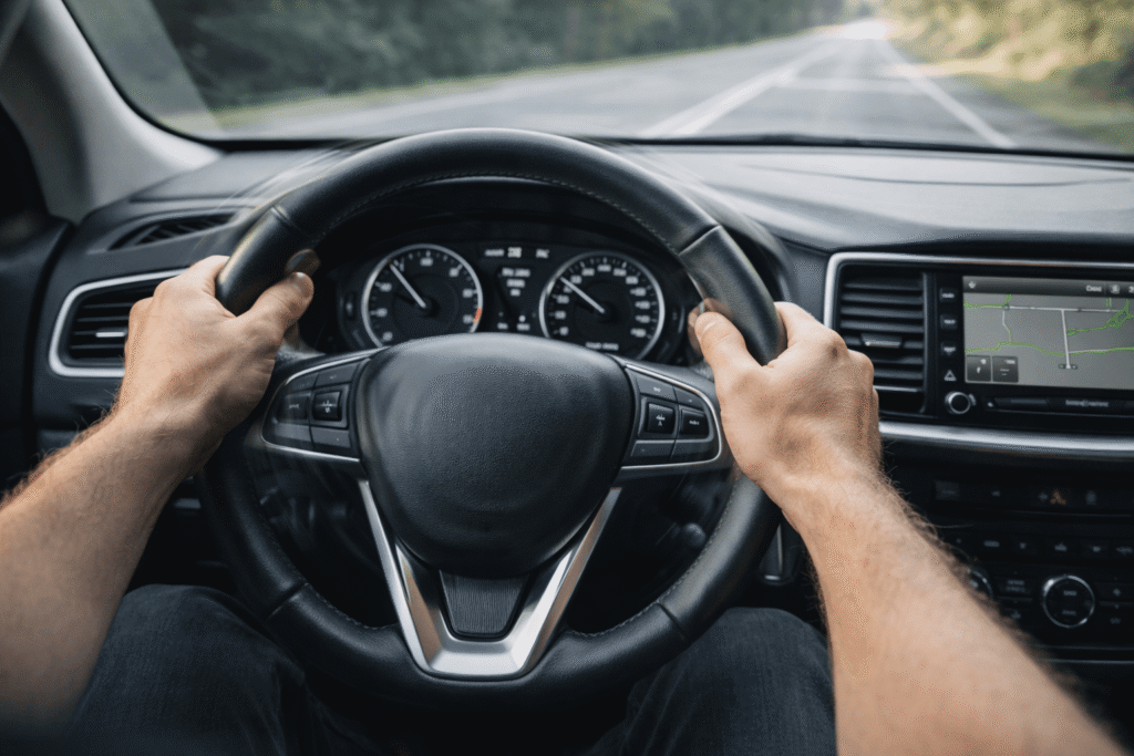 Conductor sujetando volante con vibración en el vehícu